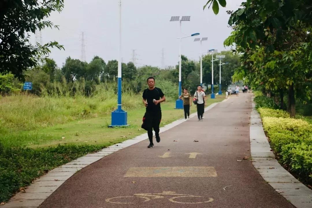 亮閣門窗&孔雀木紋|挑戰(zhàn)極限，五十公里徒步友誼之旅。