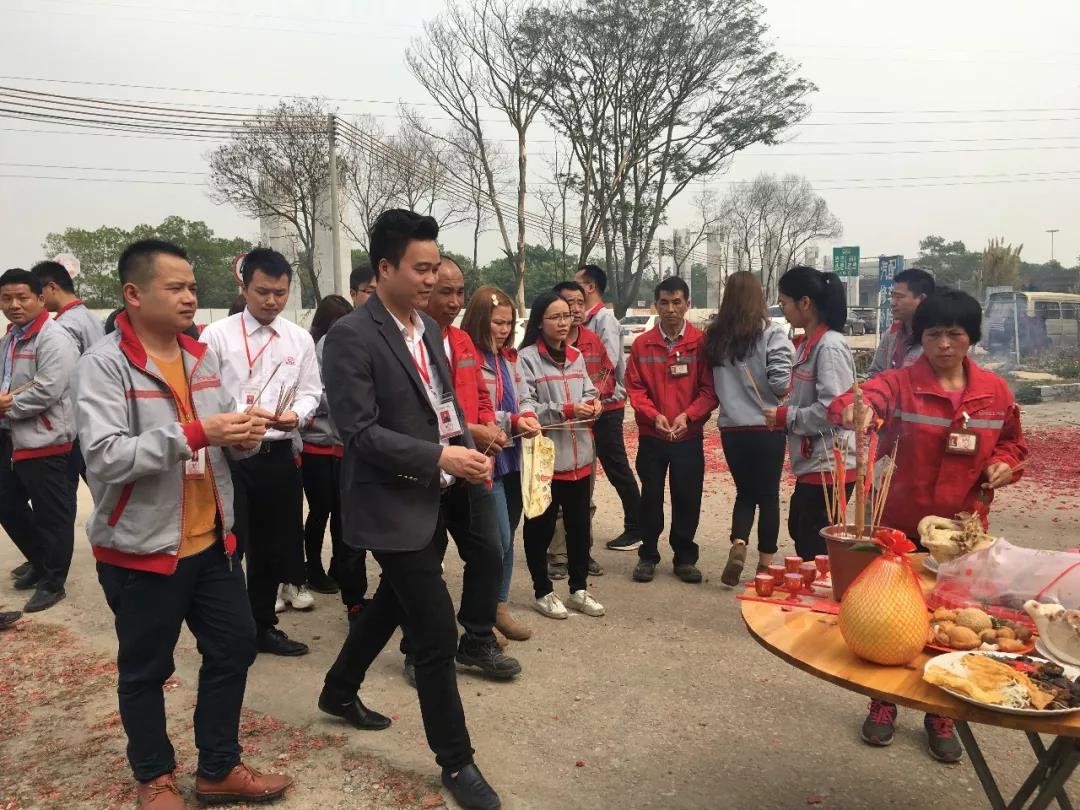 鞭炮聲聲賀新年！亮閣門(mén)窗祝大家開(kāi)工大吉，財(cái)源廣進(jìn)！